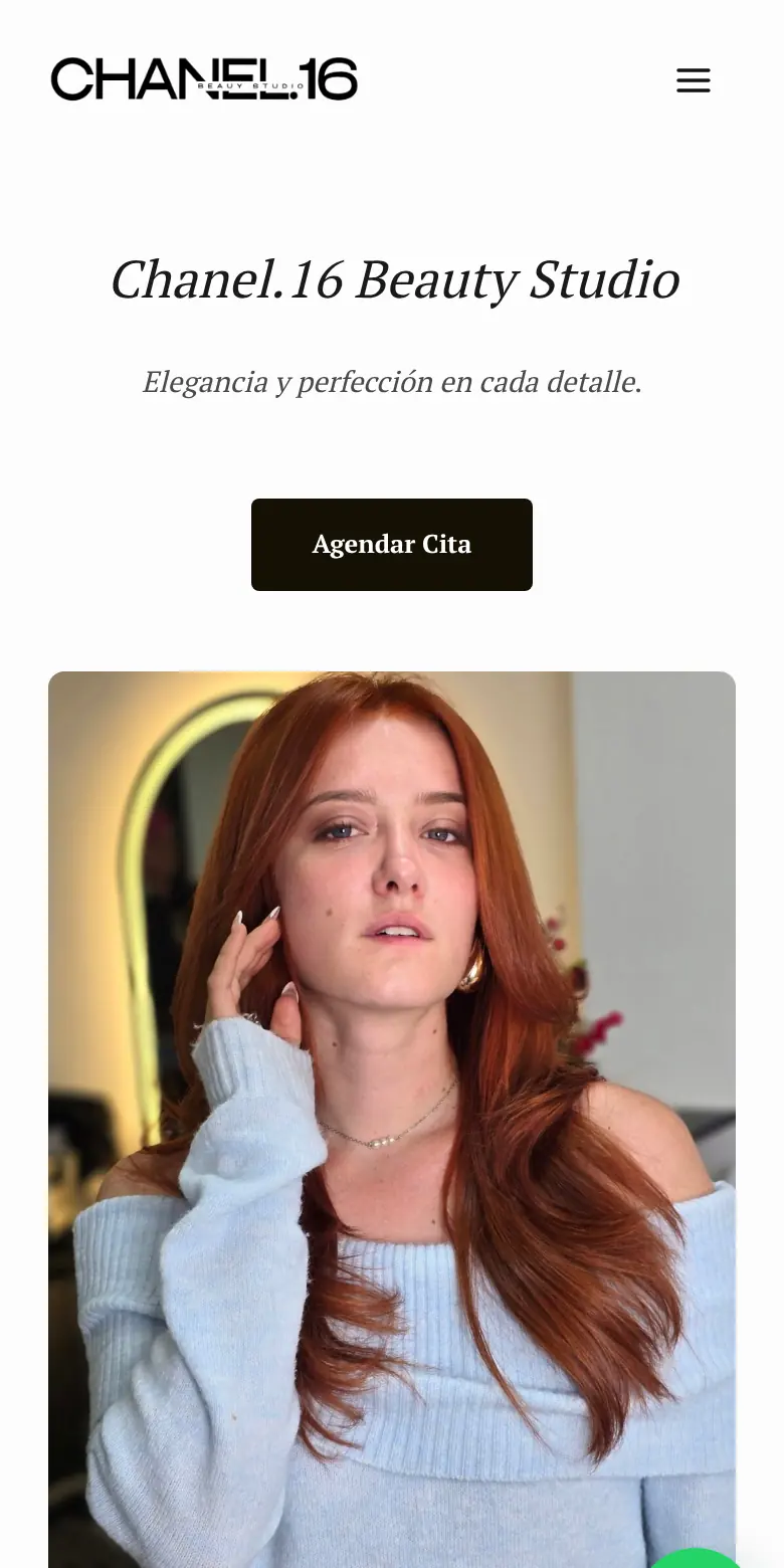 El sitio del salón en el teléfono, con el botón de WhatsApp siempre a mano.