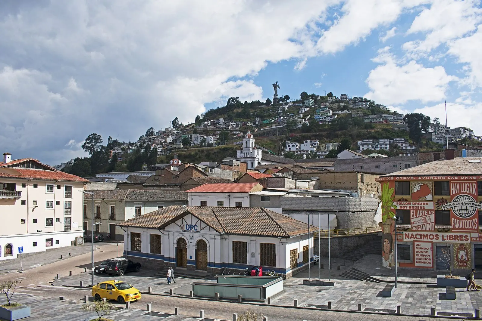 El Panecillo, con la Virgen de Quito en la cima, visto desde una calle del centro histórico